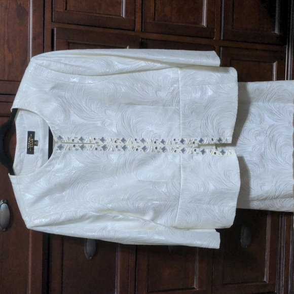 Tahari Dresses & Skirts - Tahari Cream Colored 2 Piece Skirt & Jacket Set. Size 16